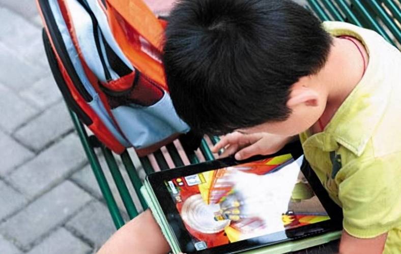 当孩子沉迷电子产品时,不要轻易地否定,而是要用肯定的方式