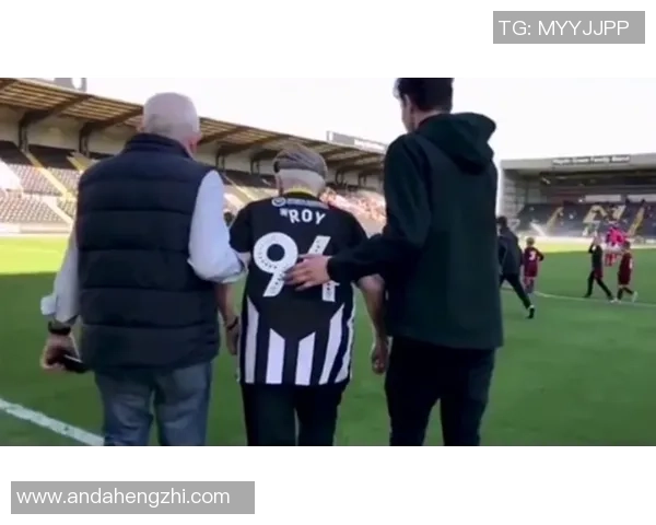 足球明星化身老头在足球场上演绎青春与激情的碰撞与回忆 足球明星化身老头在足球场上演绎青春与激情的碰撞与回忆