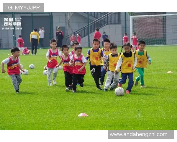 足球明星子女展现天赋打球精彩瞬间引发热议与关注 足球明星子女展现天赋打球精彩瞬间引发热议与关注