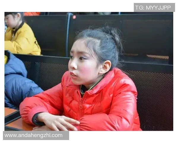 足球明星女儿展现惊人球技精彩踢球视频引发热议与关注