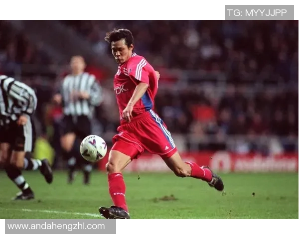 足球明星带球动作精彩瞬间展现球场魅力与技术之美