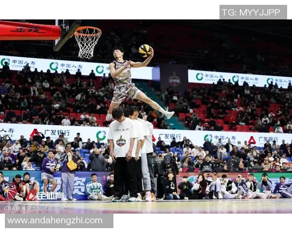 足球明星挑战扣篮极限精彩瞬间引发热议视频合集