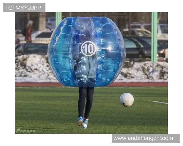 足球明星挑战气球游戏趣味视频引发热潮精彩瞬间不容错过