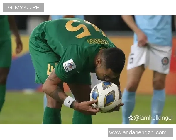 足球明星泼啤酒事件背后的故事与球迷反应揭秘