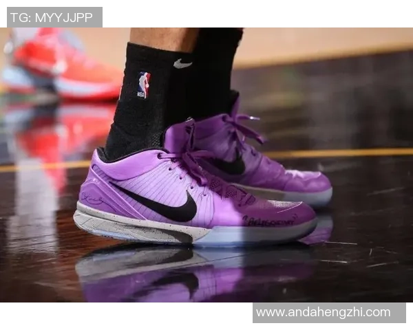 足球明星穿紫色球鞋展现独特风格引领时尚潮流